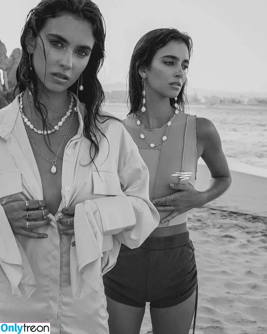 Herbert Twins голая photo #0041 (Elisha Herbert / Renee Herbert / reneeherbert_)