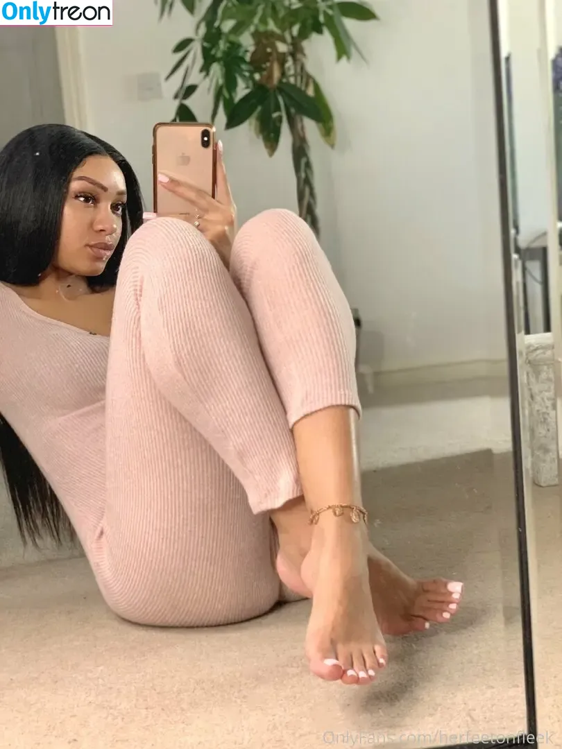 herfeetonfleek_ голая photo #0008 (herfeetonfleek)