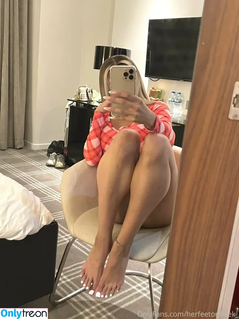 herfeetonfleek_ голая photo #0044 (herfeetonfleek)