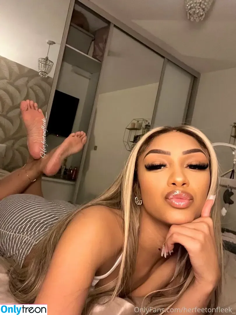 herfeetonfleek_ голая photo #0049 (herfeetonfleek)