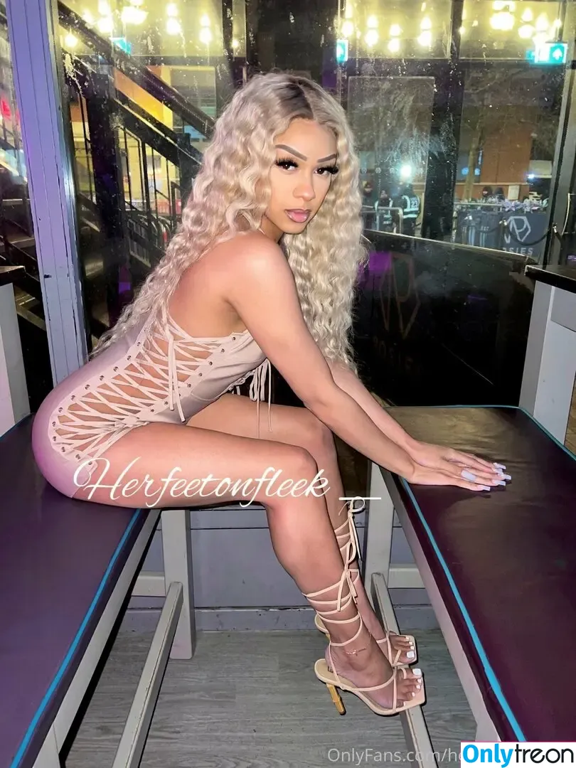 herfeetonfleek_ голая photo #0051 (herfeetonfleek)