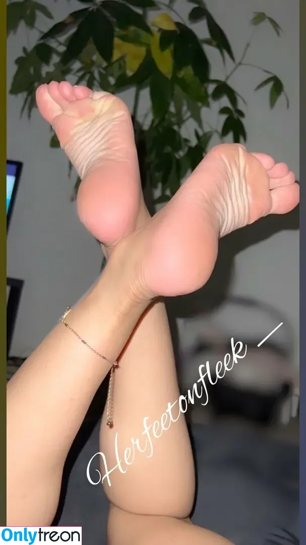 herfeetonfleek_ голая photo #0056 (herfeetonfleek)