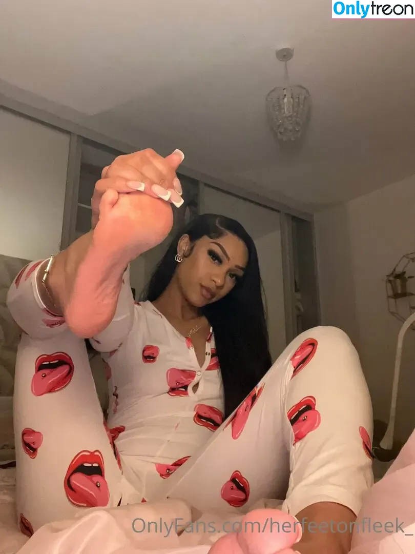 herfeetonfleek_ голая photo #0064 (herfeetonfleek)