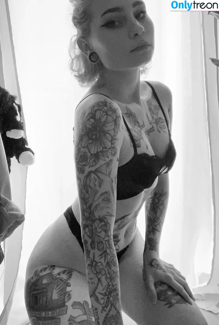 hernamewasloneliness nude photo #0019 (pineapplereap3r)