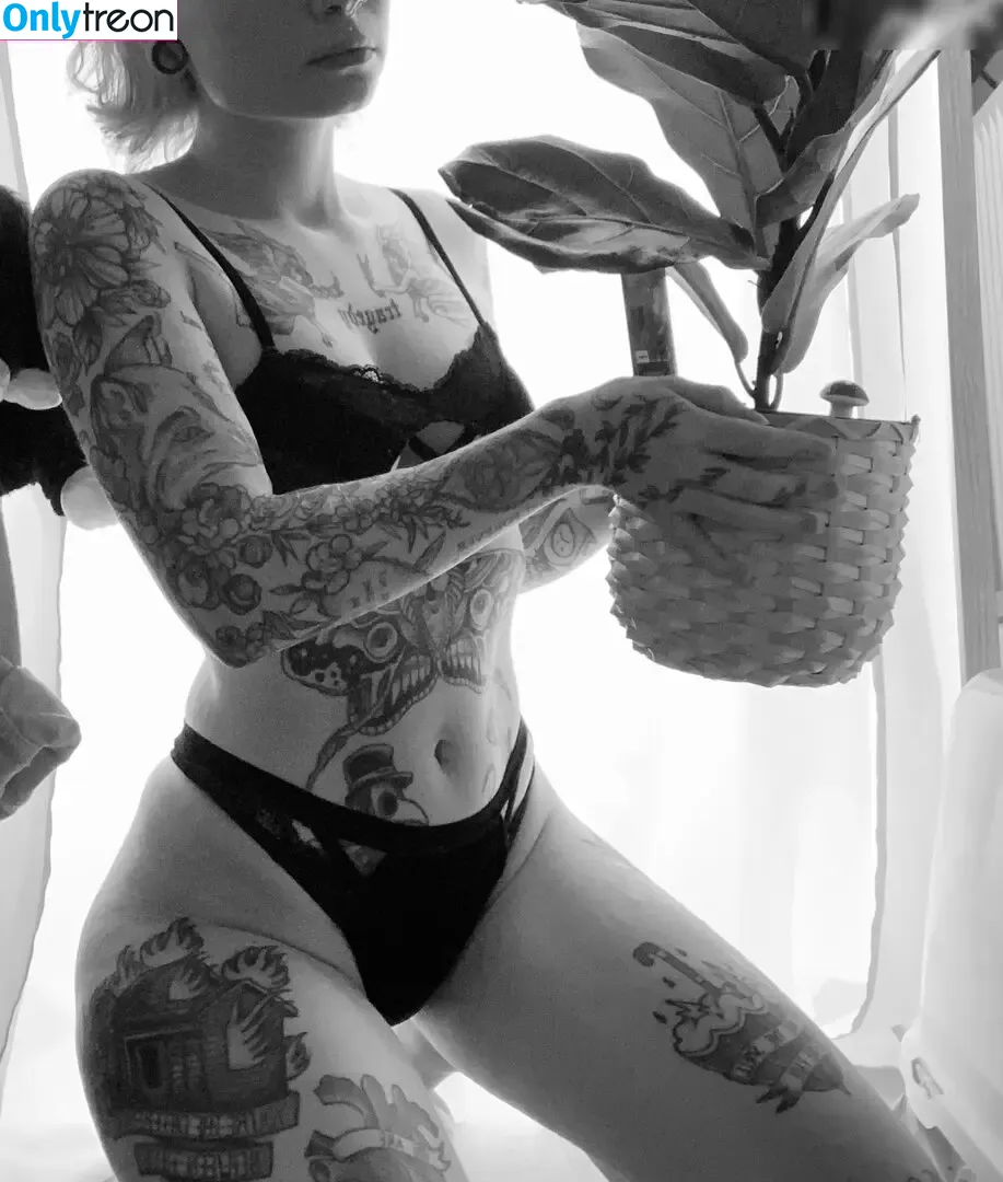 hernamewasloneliness nude photo #0021 (pineapplereap3r)