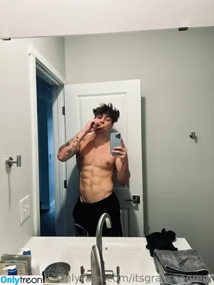 hey.itsgrayson / heyyitsgrey nude photo #0022