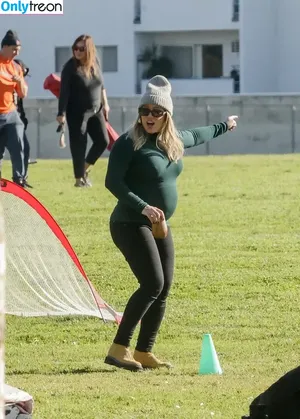 Hilary Duff / hilaryduff / kylanharv nude photo #1014