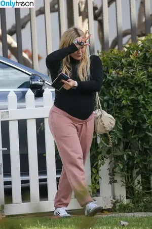 Hilary Duff / hilaryduff / kylanharv nude photo #1151
