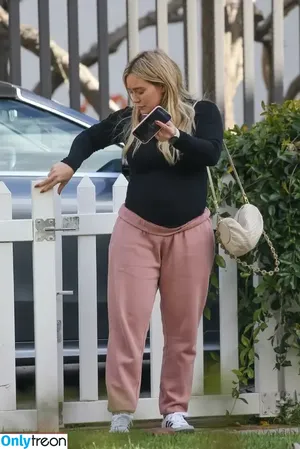 Hilary Duff / hilaryduff / kylanharv nude photo #1154