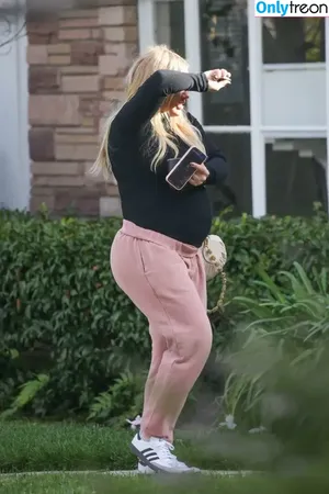 Hilary Duff / hilaryduff / kylanharv nude photo #1156