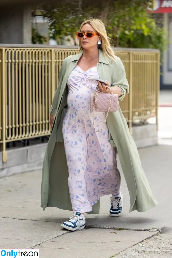 Hilary Duff голая photo #1056 (hilaryduff / kylanharv)