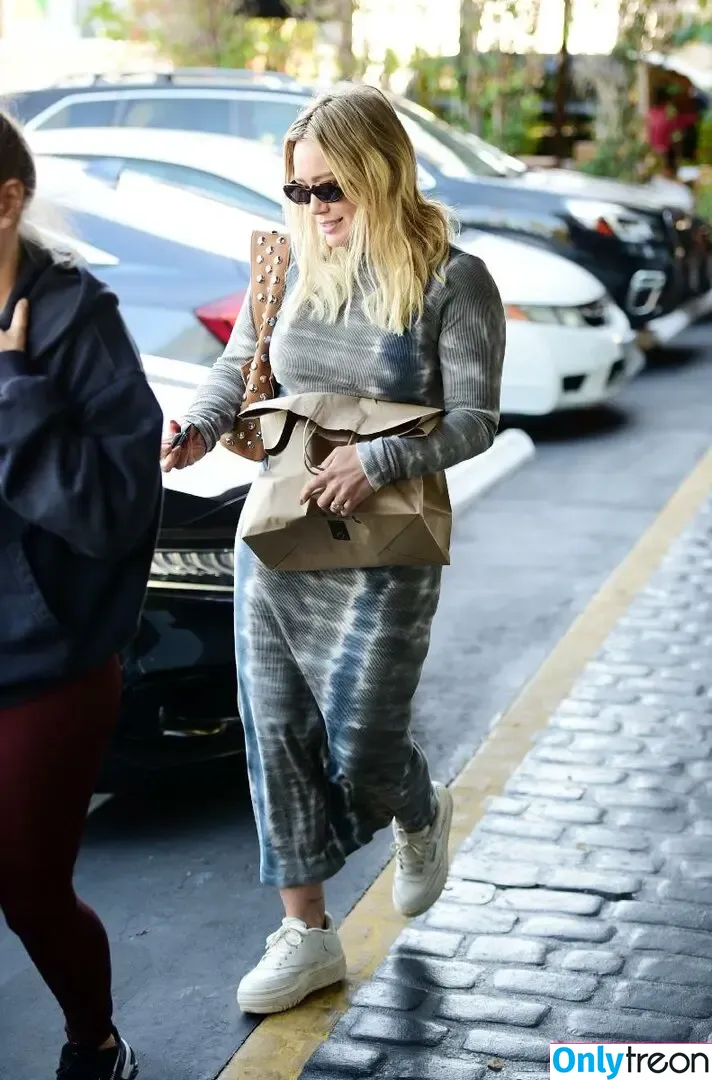 Hilary Duff голая photo #1162 (hilaryduff / kylanharv)