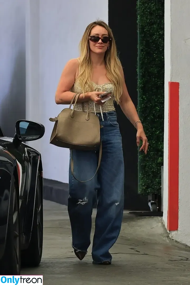 Hilary Duff голая photo #1309 (hilaryduff / kylanharv)