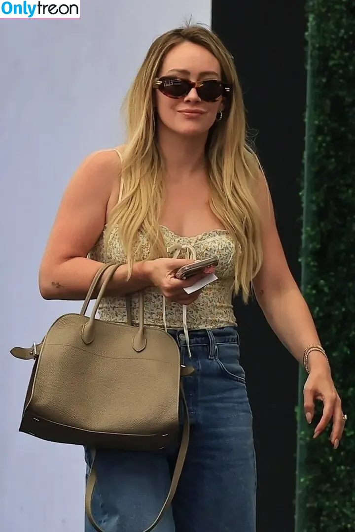 Hilary Duff nude photo #1310 (hilaryduff / kylanharv)