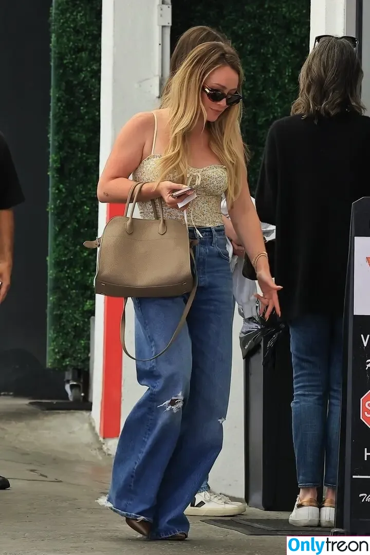 Hilary Duff голая photo #1317 (hilaryduff / kylanharv)