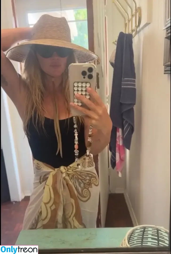 Hilary Duff nude photo #1330 (hilaryduff / kylanharv)