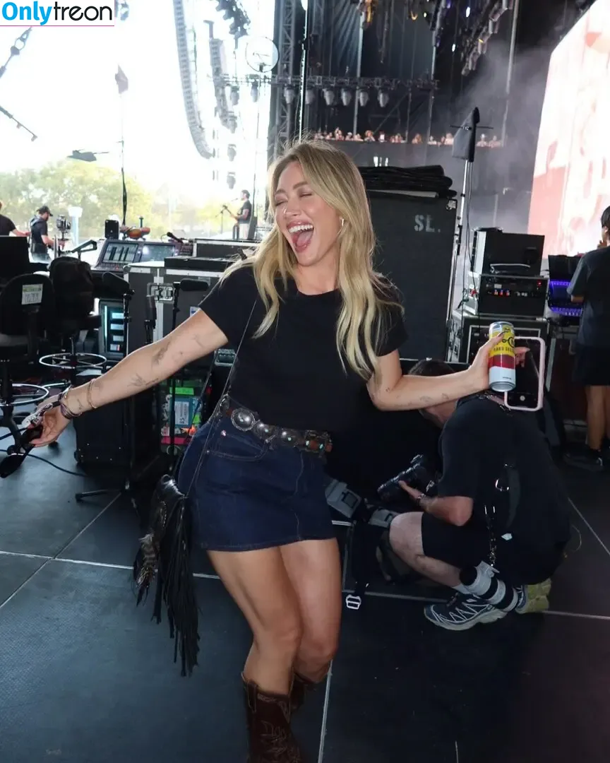 Hilary Duff голая photo #1346 (hilaryduff / kylanharv)