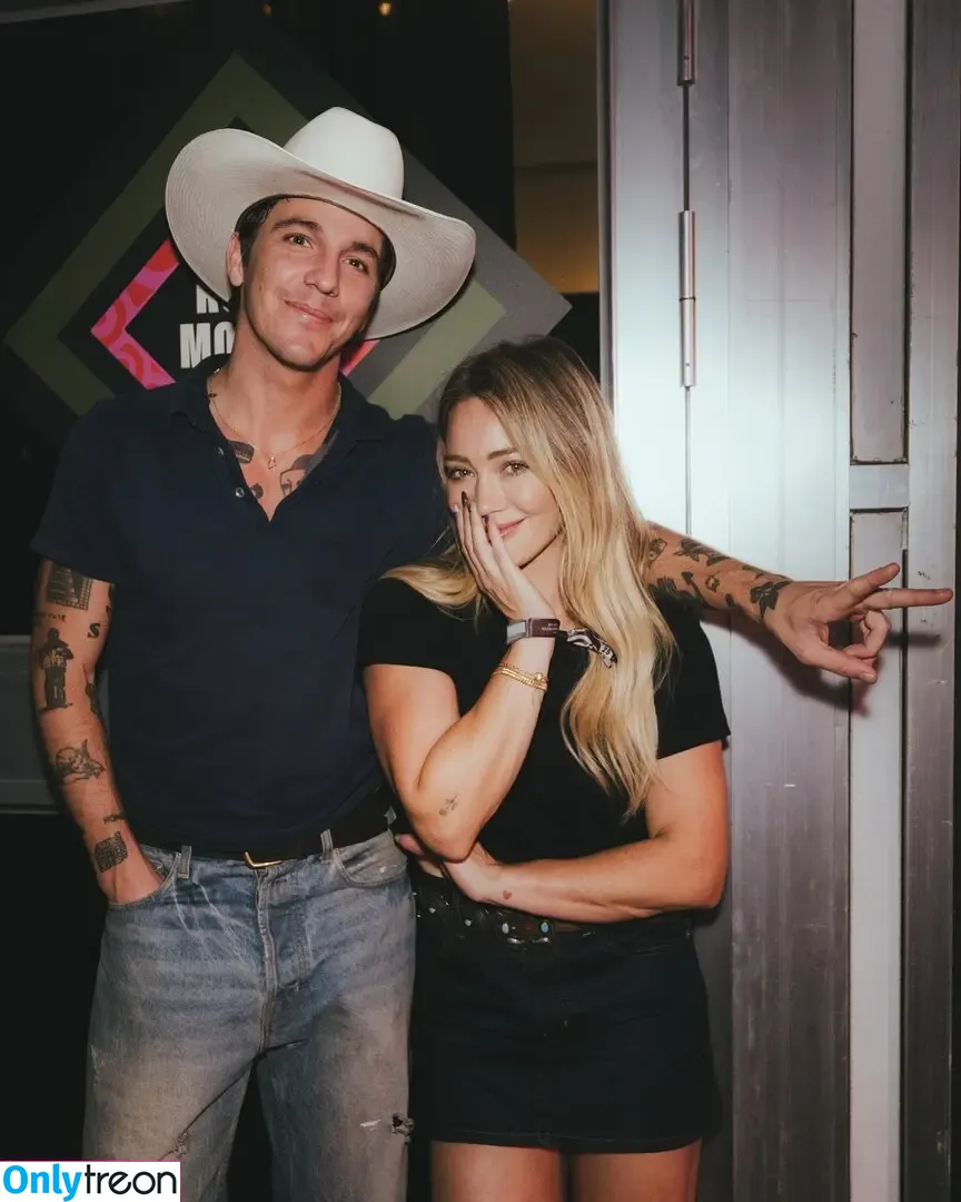 Hilary Duff голая photo #1347 (hilaryduff / kylanharv)