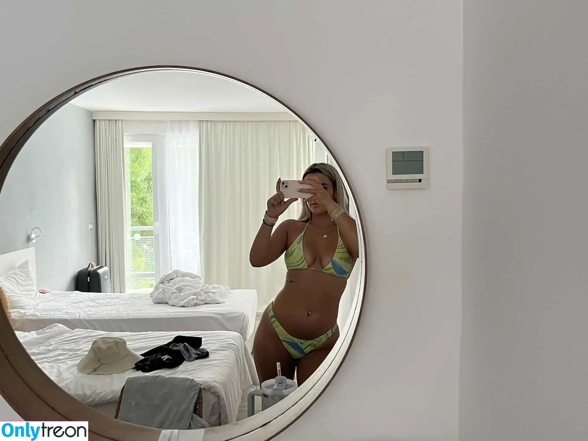 Hol Grace nude photo #0036 (gracefulgracexofree / hol.grace_ / holgrace1)