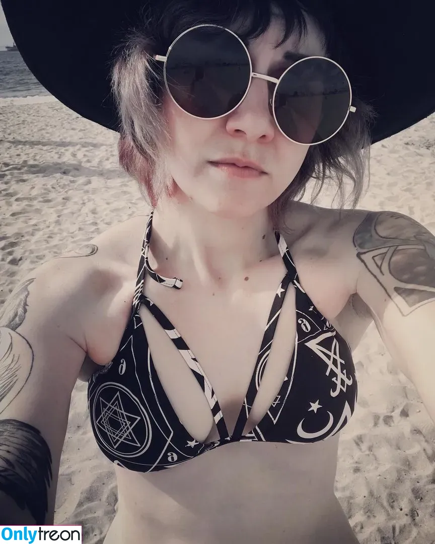 Holly Conrad голая photo #0003 (HollyConrad / commanderholly)