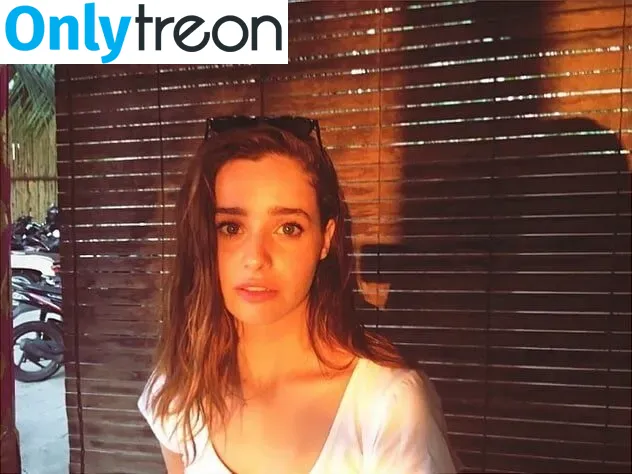 Holly Earl nude photo #0003 (earlisthename / hollyearl__)