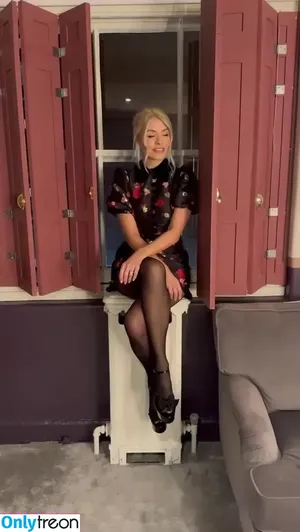 Holly Willoughby / hollywilloughby nude photo #0602
