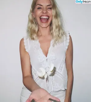 Holly Willoughby / hollywilloughby nude photo #0670