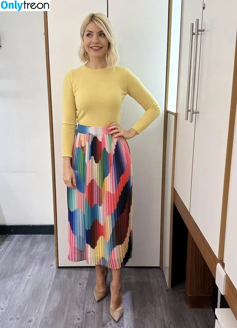 Holly Willoughby голая photo #0124 (hollywilloughby)