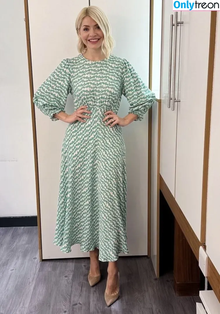 Holly Willoughby голая photo #0157 (hollywilloughby)