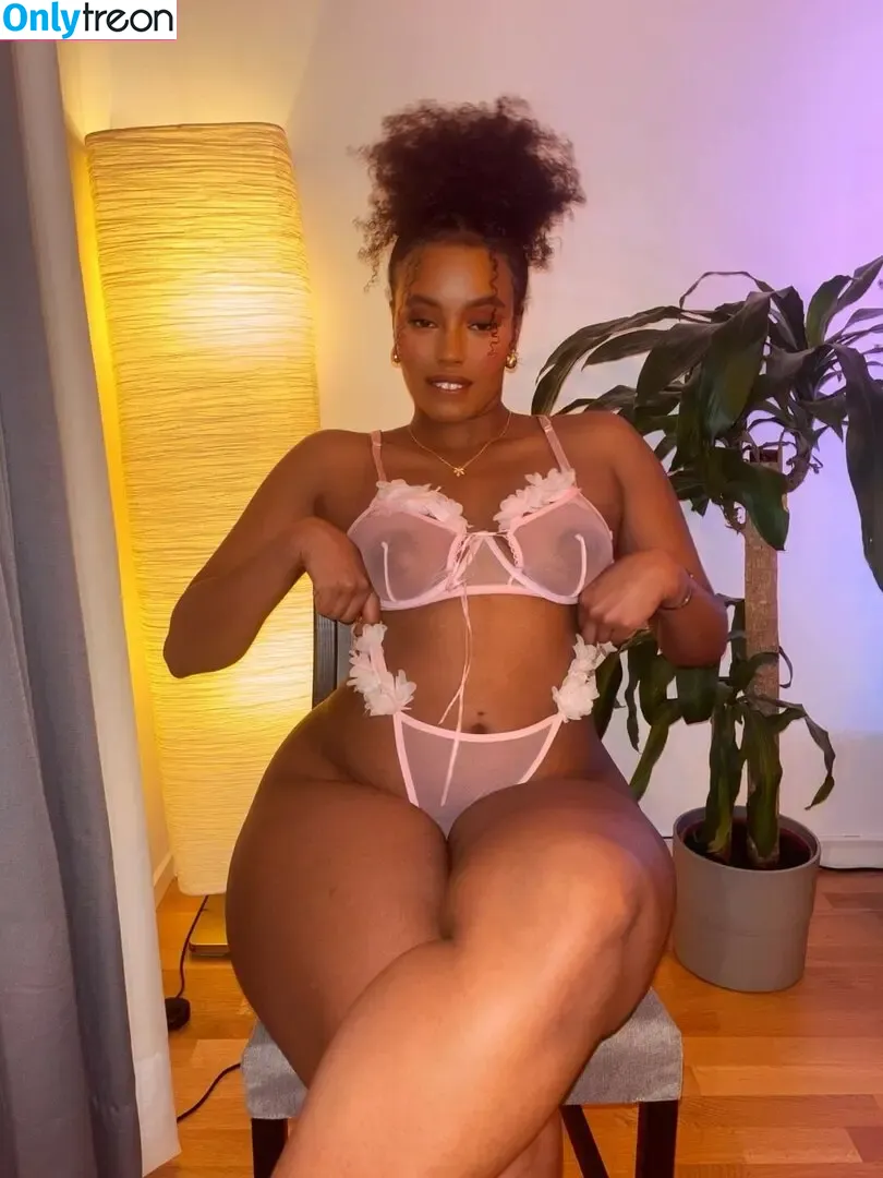 Hourglassebony23 nude photo #0005 (hourglassebony_)