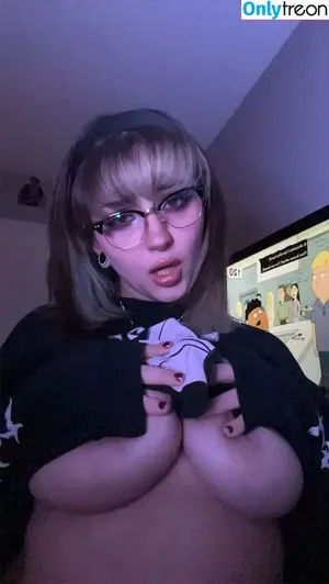 Idkisitgwen nude photo #0005