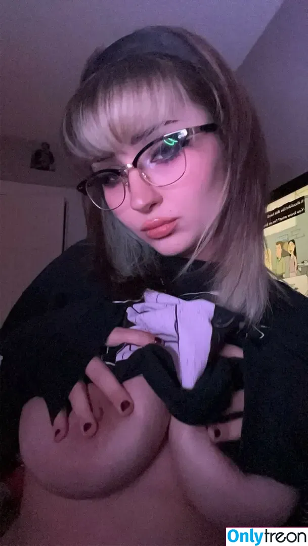 Idkisitgwen nude photo #0004 (Idkisitgwen)
