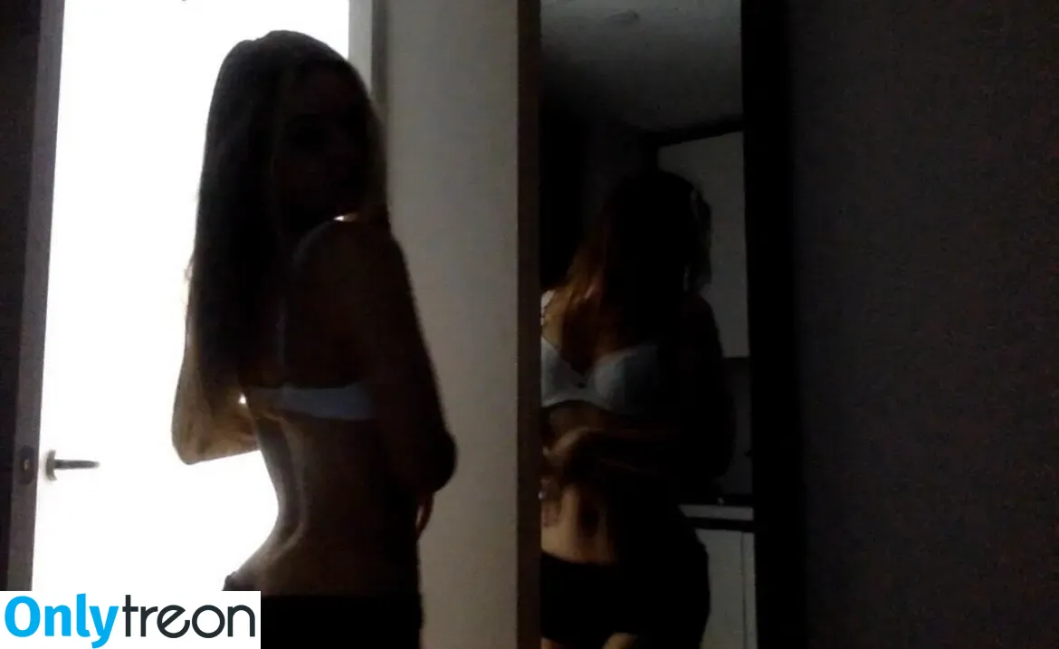 Iluvcuom nude photo #0009 (Iluvcuom)