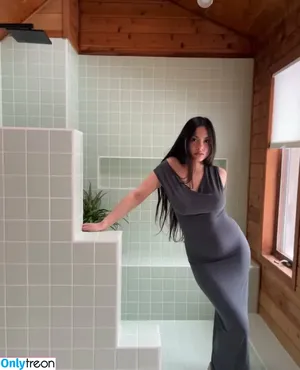 iluvmethemost / joselynalexandraaa nude photo #0002