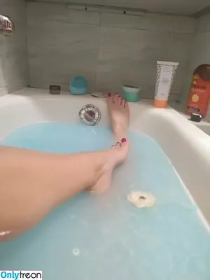 imafreebitch / yourea_fuckinglooser nude photo #0001