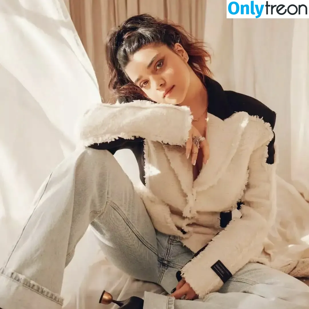 Iman Vellani голая photo #0222 (iman_vellani / imanvellaniactress)