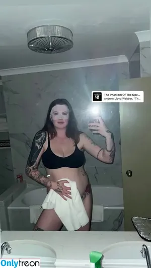 Ireland Baldwin / chloebaldwin... / irelandbasingerbaldwin nude photo #0658