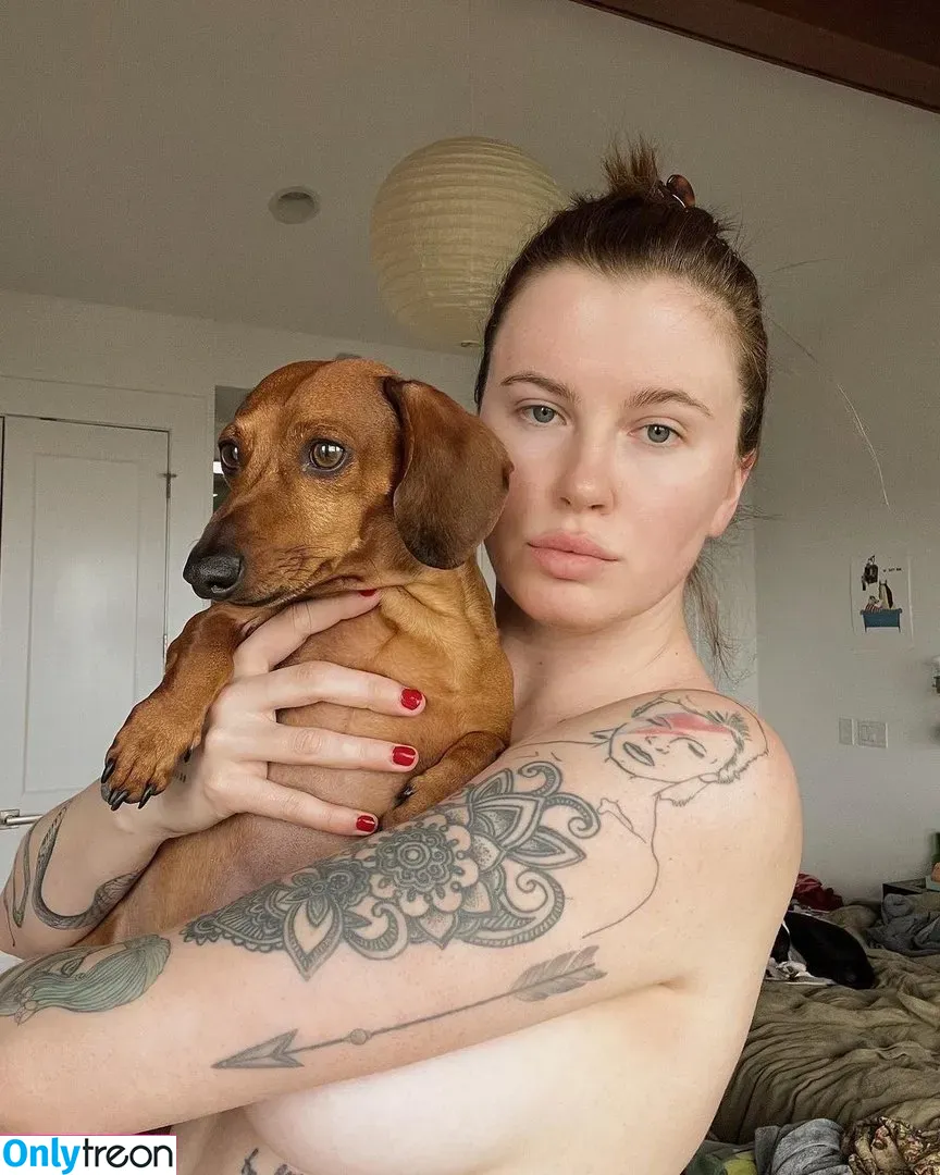 Ireland Baldwin nude photo #0055 (chloebaldwin... / irelandirelandireland)