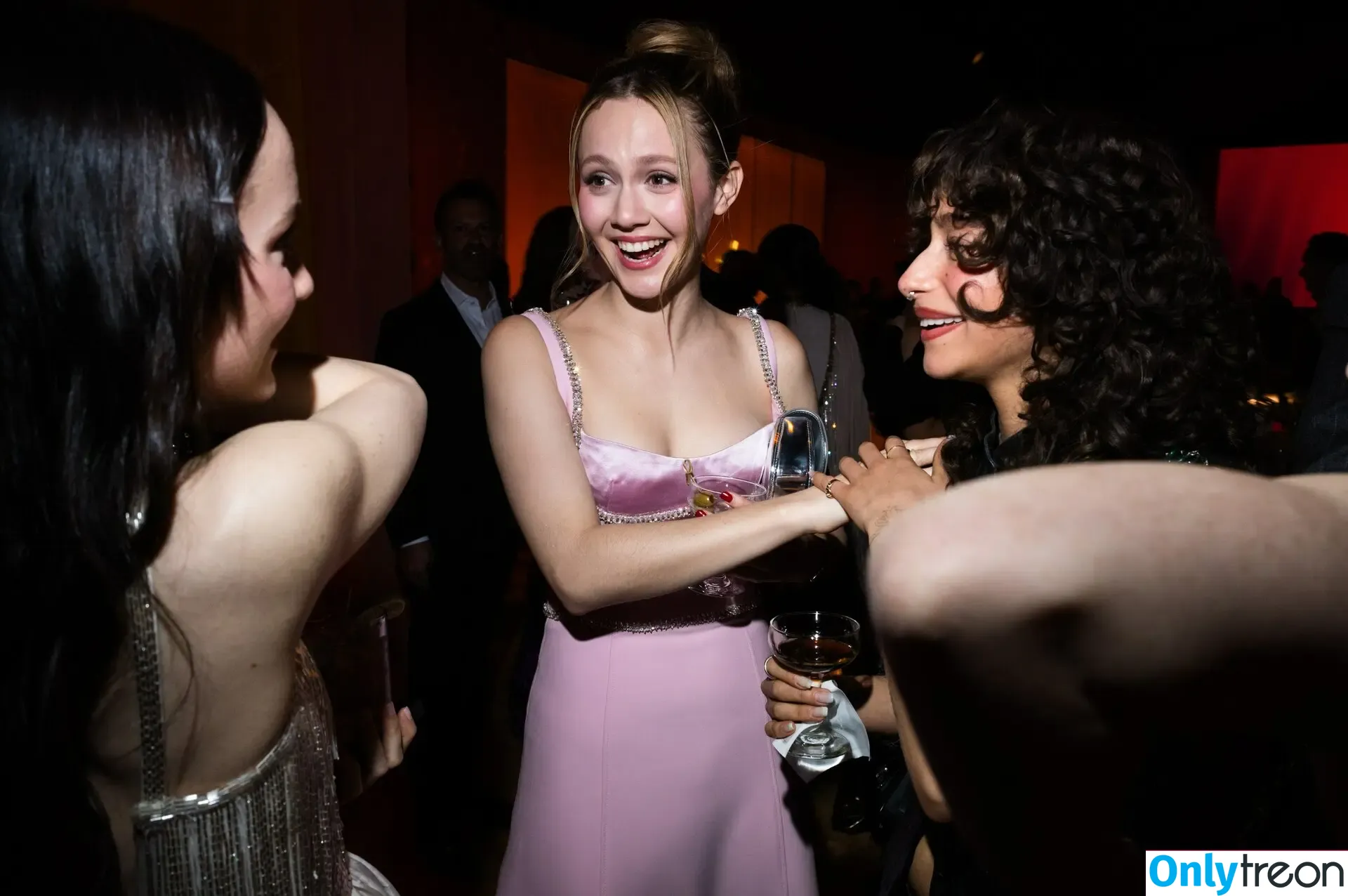 Iris Apatow голая photo #0123 (irisapatow)