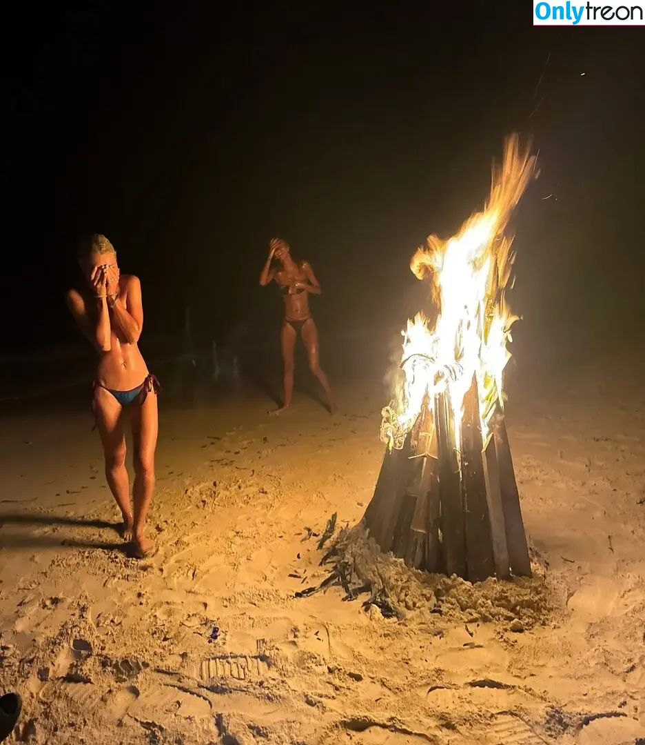 Iris Law nude photo #0303 (icelandicgirl69 / lirisaw)