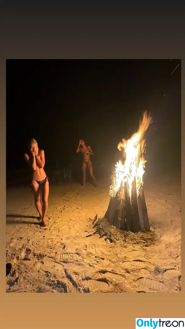 Iris Law nude photo #0309 (icelandicgirl69 / lirisaw)
