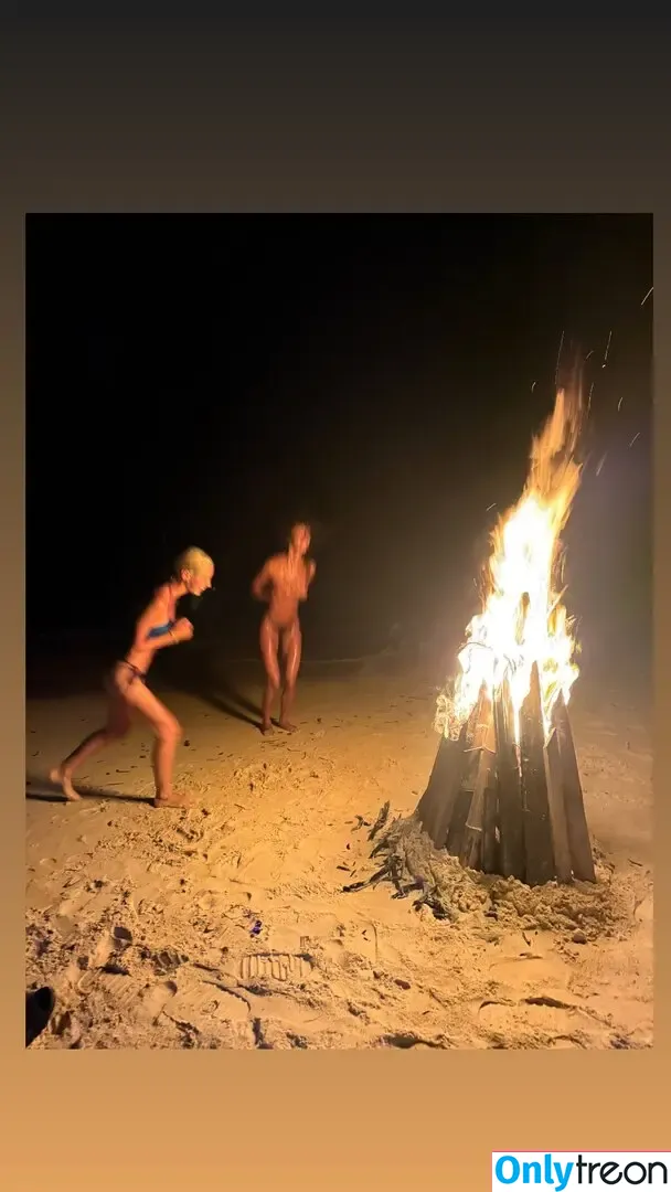 Iris Law nude photo #0310 (icelandicgirl69 / lirisaw)