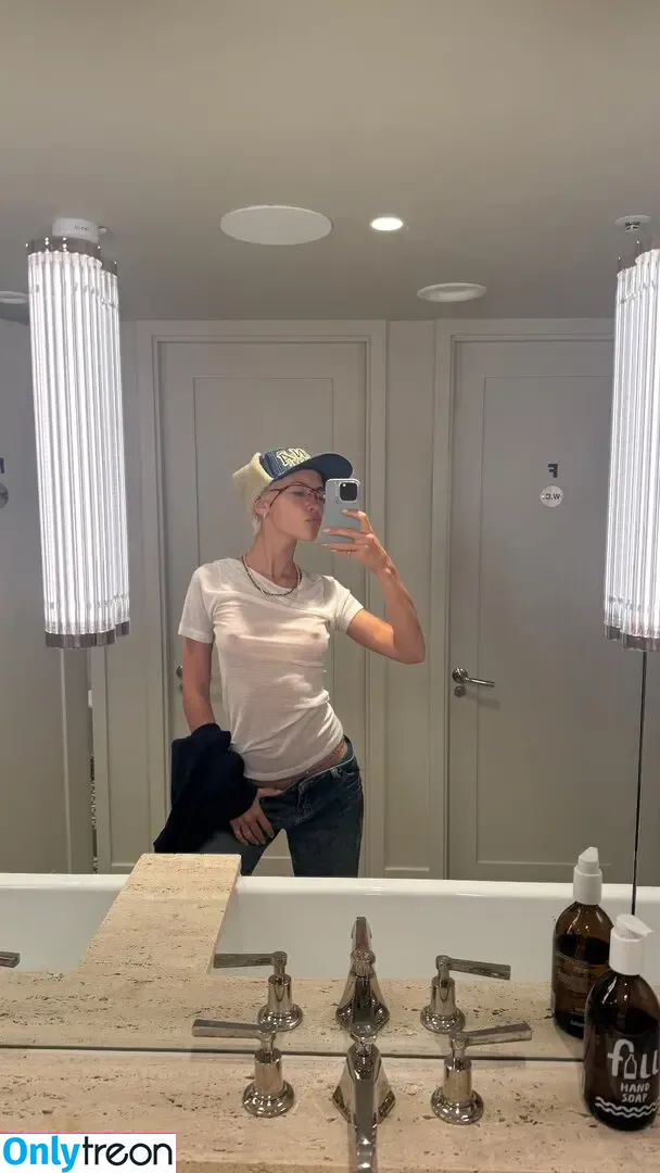 Iris Law голая photo #0313 (icelandicgirl69 / lirisaw)