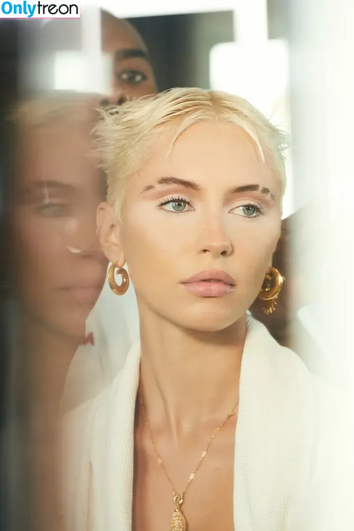 Iris Law голая photo #0332 (icelandicgirl69 / lirisaw)