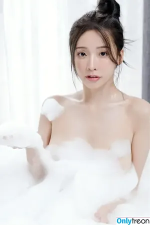 Iris Xiao / irisxiao_ / 閃亮亮 nude photo #0012
