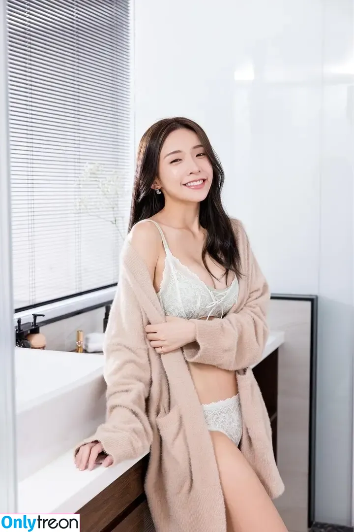Iris Xiao nude photo #0137 (irisxiao_ / 閃亮亮)