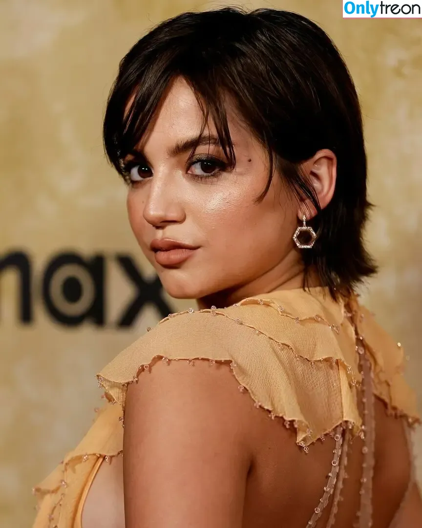 Isabela Merced голая photo #1221 (isabelamerced)