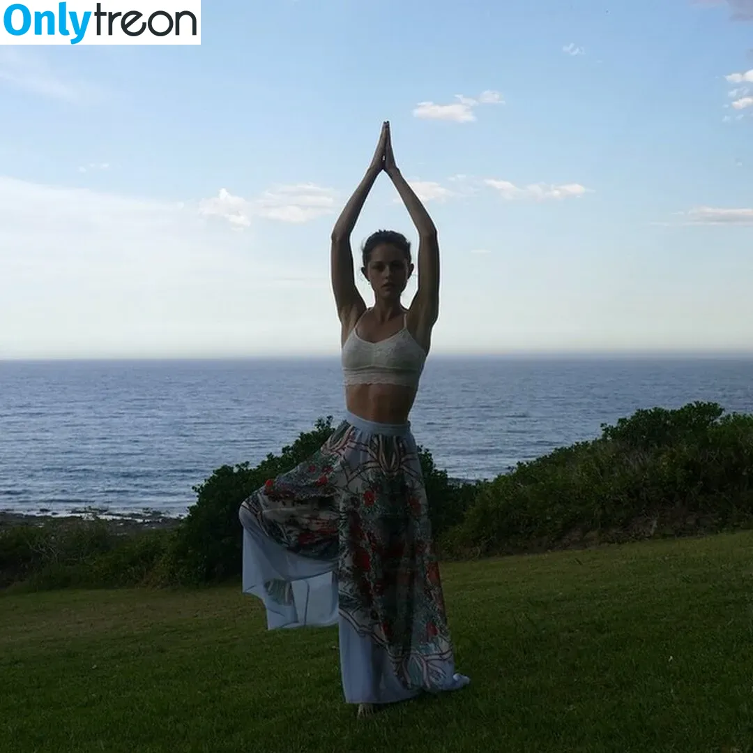 Isabelle Cornish голая photo #0019 (isabellecornish)