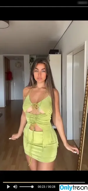 Isallieh nude photo #0062
