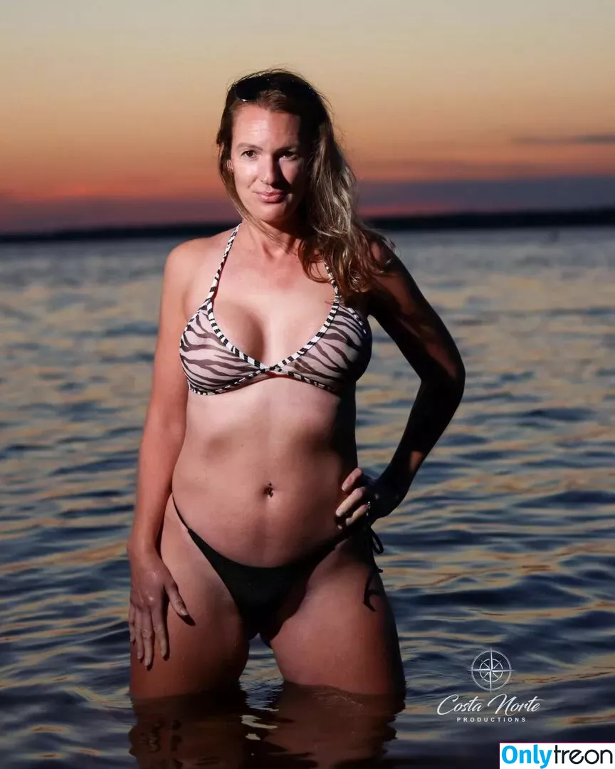 island_beach_babe nude photo #0002 (chrissysnow)